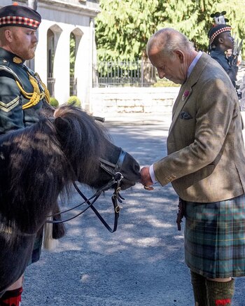 El rey Carlos III comienza su verano en Balmoral con falda escocesa (Instagram)