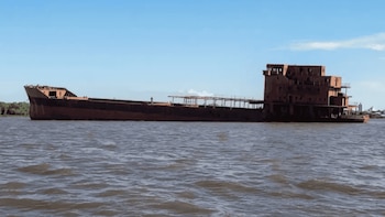 La insólita historia del “barco fantasma” de 107 metros quedó a la deriva en el río Paraná por las crecidas