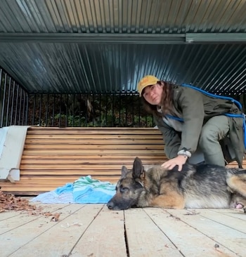 Eva zu Beck comenzó a visitarlo con comida para que asociara su presencia con seguridad