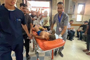 Heridos son trasladados al hospital de campaña Al Kuwait tras un ataque aéreo (Jan Yunis, sur de la Franja). EFE/