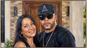 Pintura al óleo de una mujer de cabello oscuro y un hombre con gorra y gafas de sol frente a una puerta de madera.