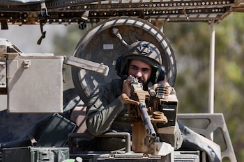 Un soldado israelí opera un arma en un vehículo militar, cerca de la frontera entre Israel y Gaza, en medio del conflicto en curso entre Israel y el grupo islamista palestino Hamas, en Israel, el 15 de abril de 2024. REUTERS/Amir Cohen