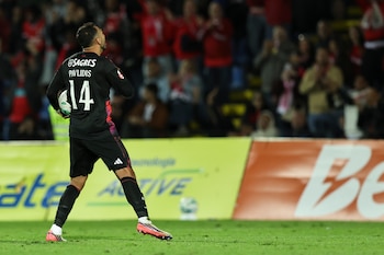 Ponta Delgada (Portugal), 26/10/2026.- Benfica's Vangelis Pavlidis celebrates a goal during the Portuguese First League soccer match between Santa Clara and Benfica in Ponta Delgada, Azores, Portugal, 26 October 2026. EFE/EPA/EDUARDO COSTA