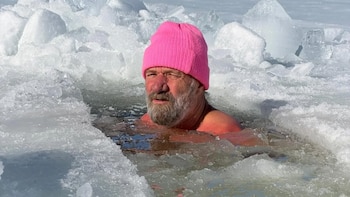 Escaló el Everest en shorts y un lago helado es su secreto: la historia de Wim Hof, el Hombre de Hielo