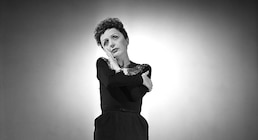 Nació en medio del abandono y la pobreza, creció entre circos y cabarets, y transformó su dolor en música: la vida de Édith Piaf