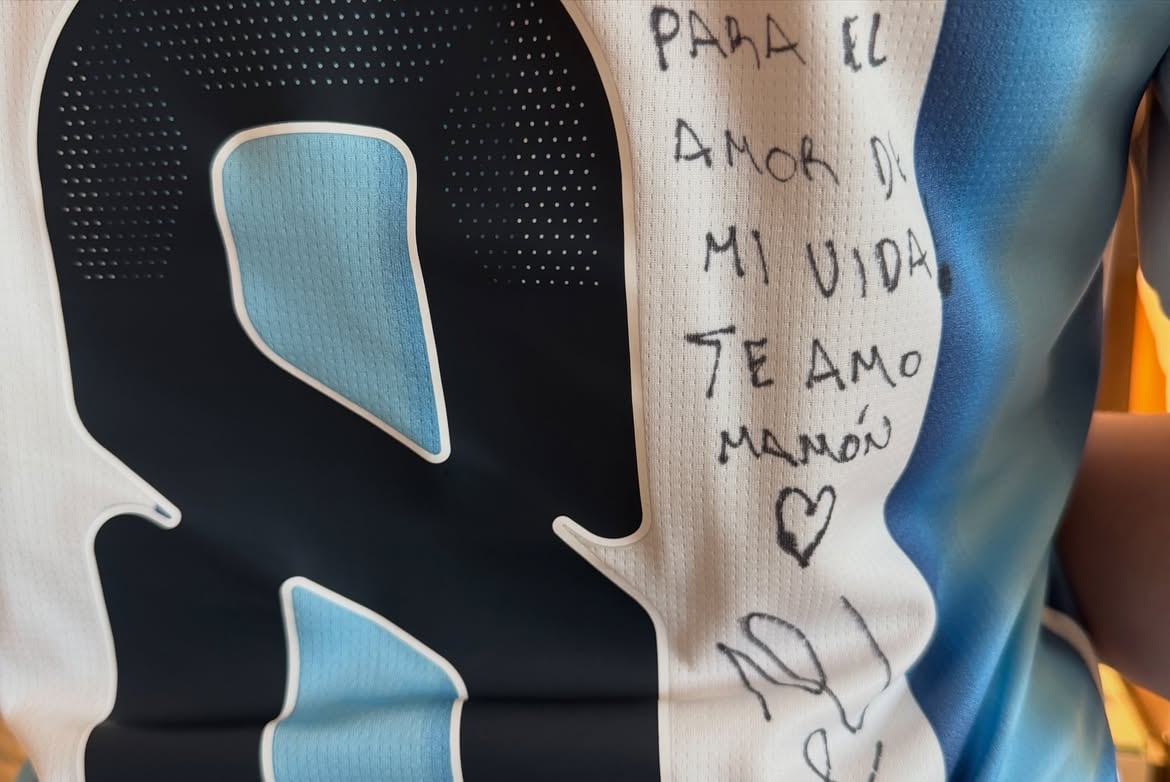 El mensaje que escribió el Colo Barco en la camiseta de su pareja (Instagram)