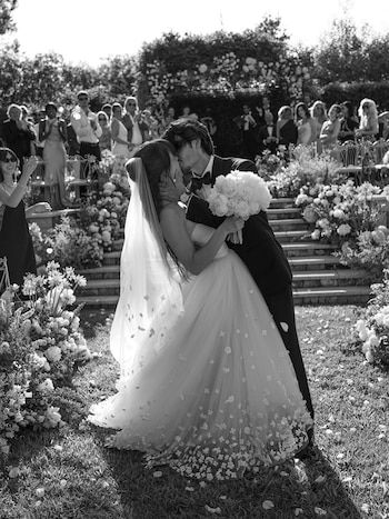 Pamela Anderson felicitó públicamente a su hijo Dylan Jagger Lee tras su boda con Paula Bruss
