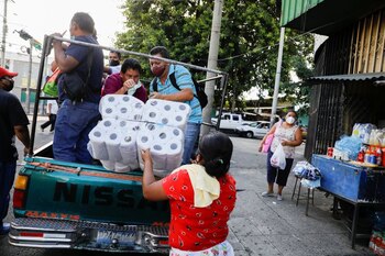 Imagen de archivo. Personas suben