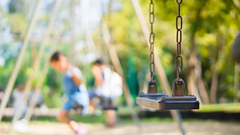 Un niño se quebró la pierna mientras jugaba en una calesita y la Justicia fijó una indemnización de casi $25 millones