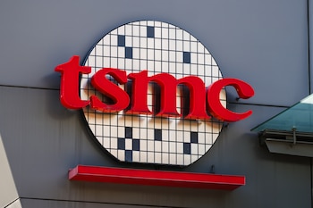 La primera fábrica de chips de TSMC en Phoenix consume cerca de 18 millones de litros de agua por día, cifra equivalente al uso de más de 14.000 hogares (EFE/EPA/RITCHIE B. TONGO)