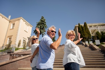 Adultos mayores subiendo escaleras