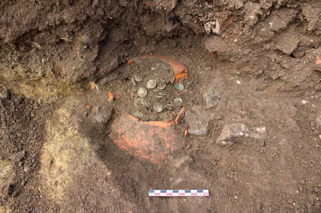 Expertos consideran que los tesoros pudieron formar parte de reservas gestionadas a lo largo del tiempo por entidades domésticas o militares vinculadas a la estructura defensiva local (INRAP)