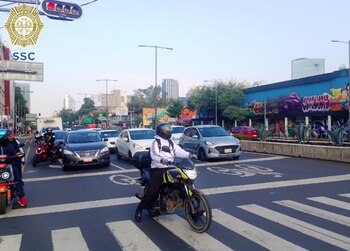 La congestión alcanza desde Av. Chapultepec de Monterrey hasta Av. Cuauhtémoc, donde persisten asentamientos en los cruces con semáforos (@OVIALCDMX