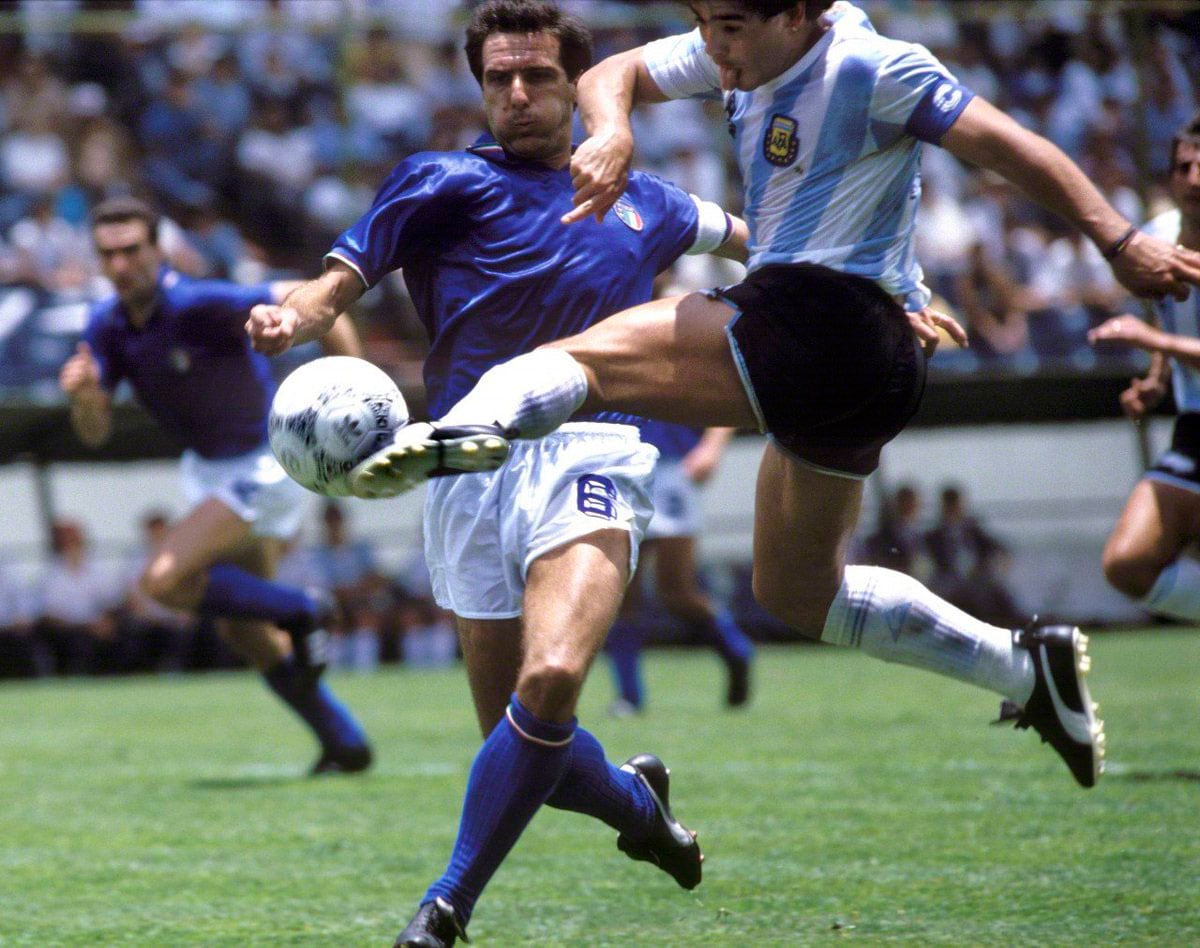 Una postal del golazo de Diego Maradona