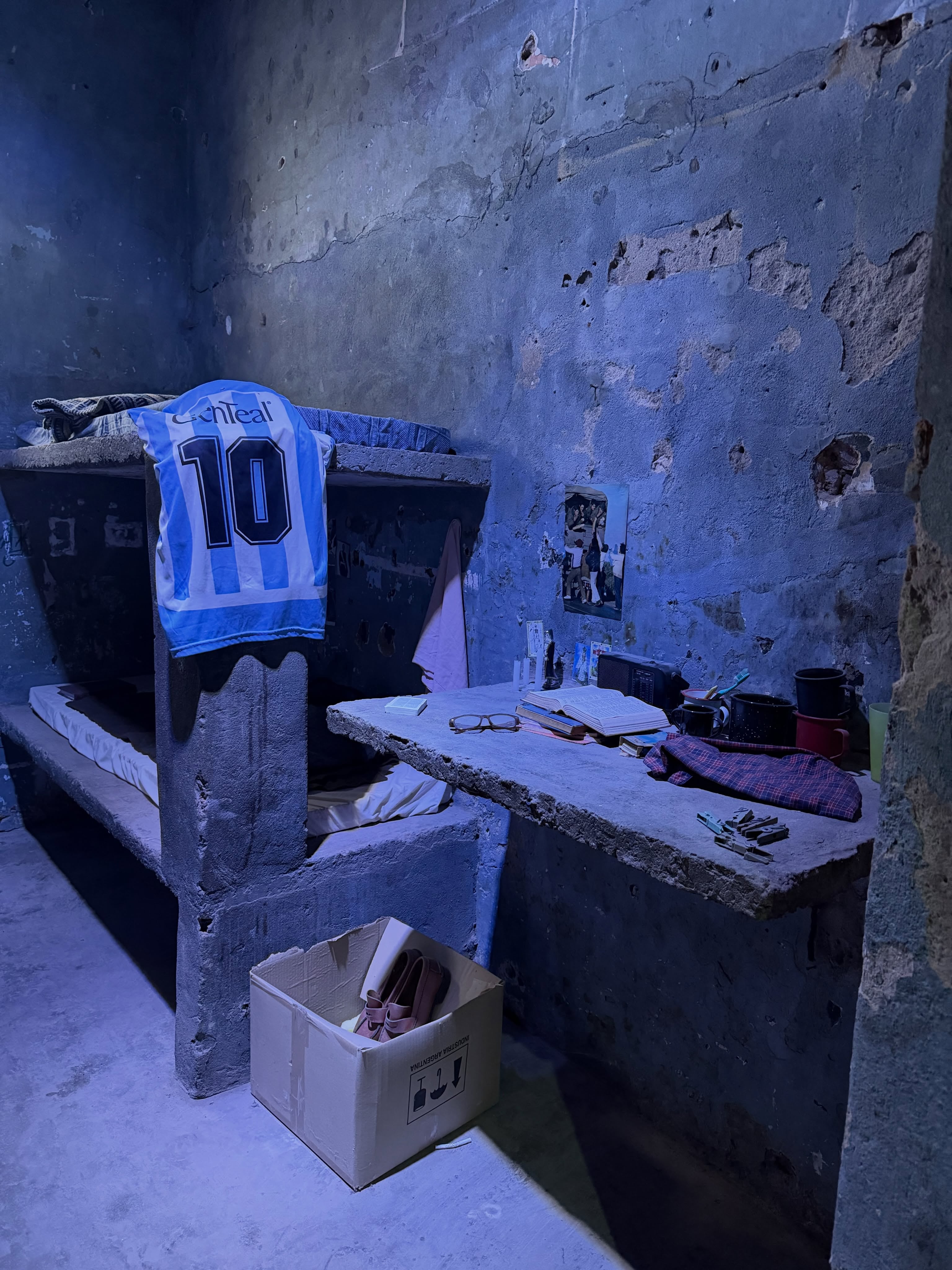 Una celda de hormigón ambientada con objetos personales forma parte de la escenografía para la obra teatral de Rocío Pardo.