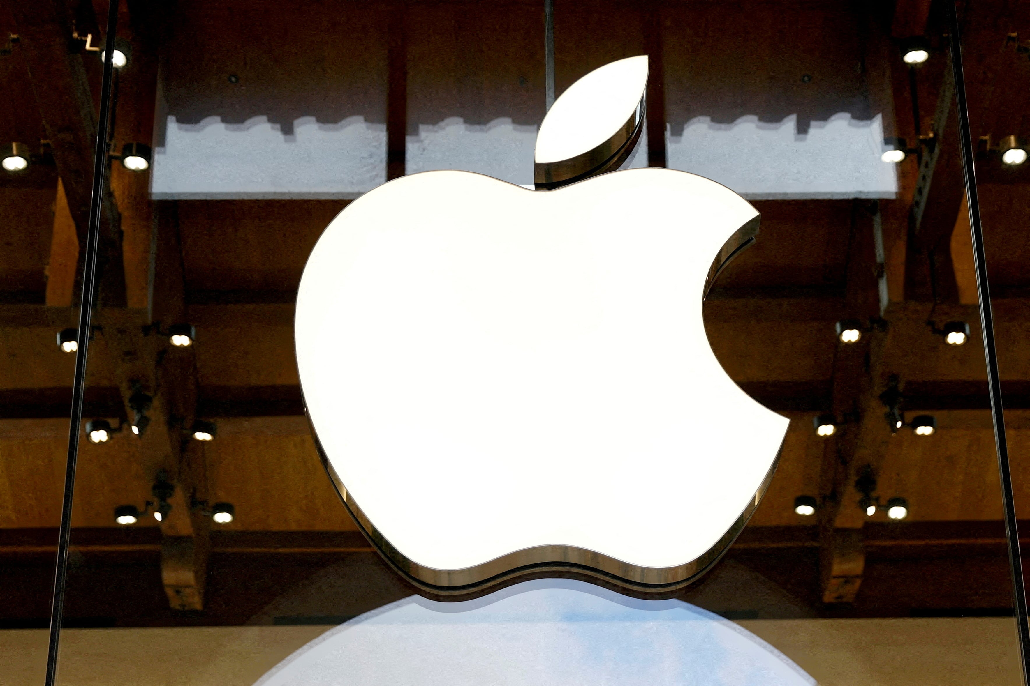 Apple optaría por Touch ID lateral y descartaría Face ID en el iPhone Ultra por limitaciones del formato - REUTERS/Abdul Saboor/File Photo