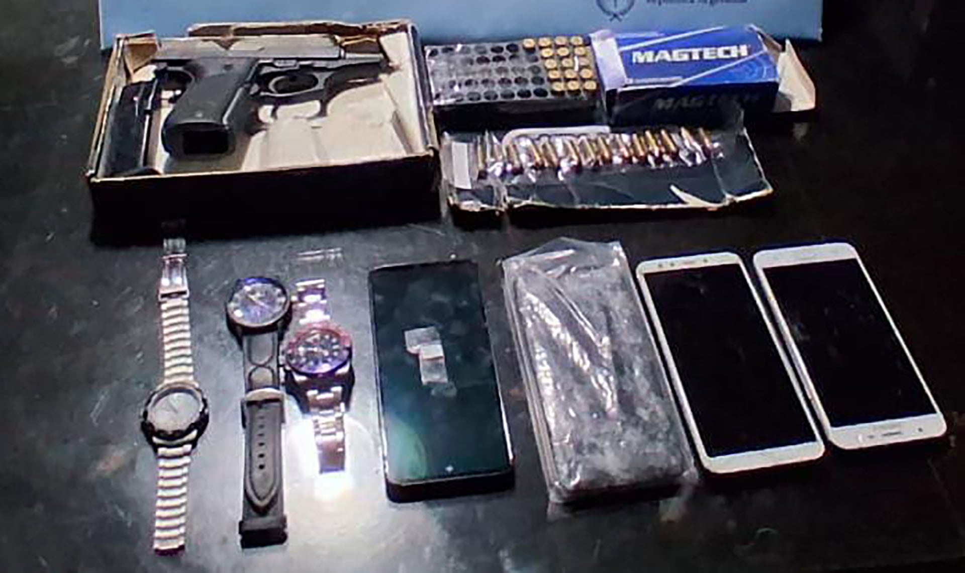 La Bersa calibre .380 y los celulares incautados