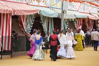 Ambiente tranquilo en el Real de la Feria de Sevilla con posibilidades de lluvia. A 24 de abril de 2026 en Sevilla (Andalucía, España).