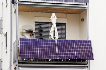 Los sistemas solares enchufables permiten