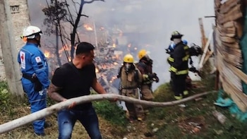 El Cuerpo Oficial de Bomberos de Armenia lideró un operativo conjunto con organismos de socorro de varios municipios y entidades oficiales para contener el incendio - crédito prensa Alcaldía de Armenia