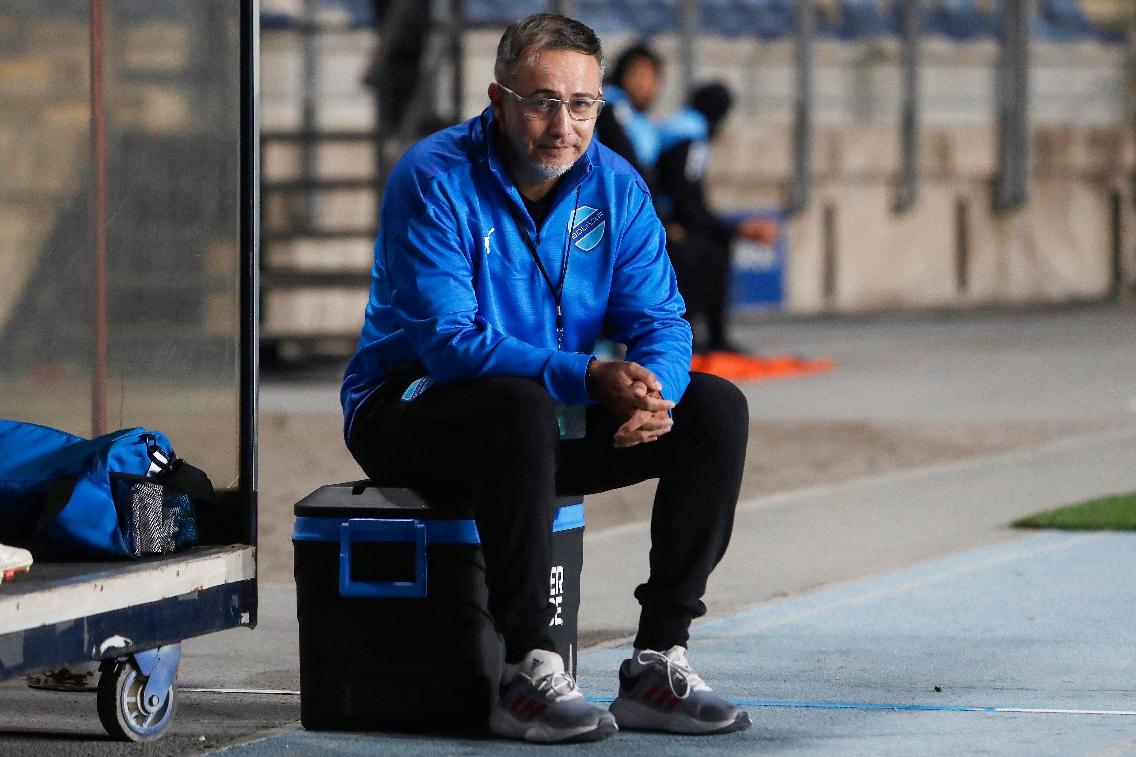 Robatto, viendo el partido sobre una heladerita, al mejor estilo Bielsa (EFE/ Osvaldo Villarroel)
