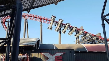 Más de 100 personas dicen haber sufrido daños cerebrales después de subirse a una famosa montaña rusa del parque Six Flags en California