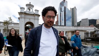 Iván Cepeda pregunta si viaje