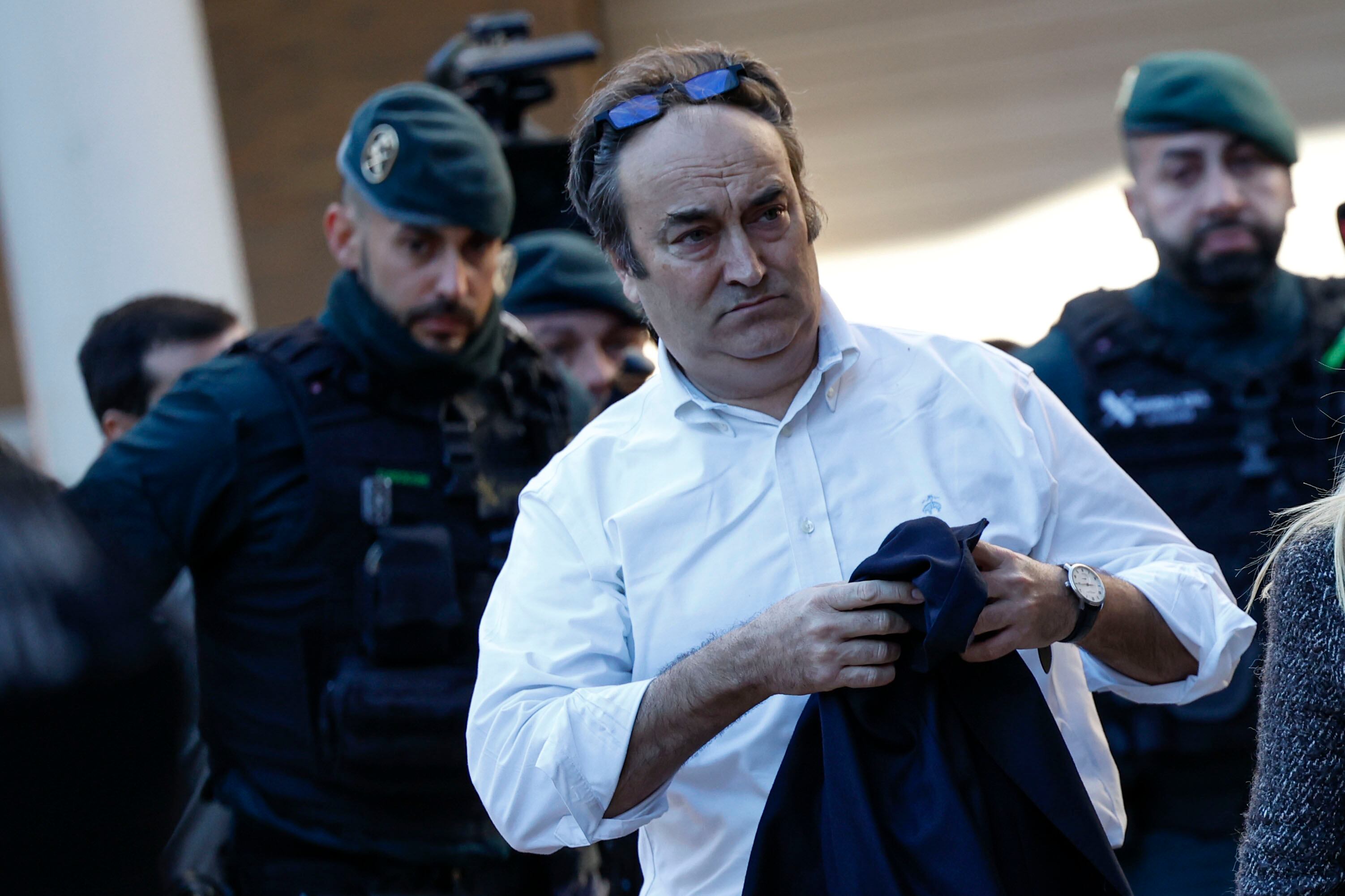 Alfredo Romero, dueño del restaurante El Ventorro, a su llegada al juzgado de Catarroja para declarar como testigo. (EFE/Ana Escobar)