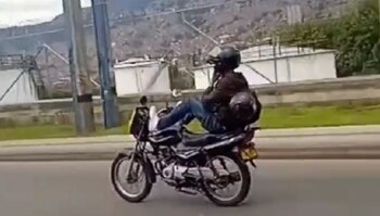 El motociclista realizó otras maniobras