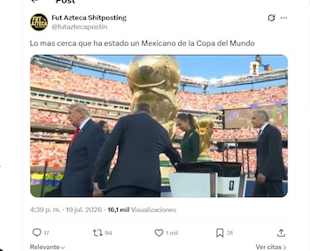 Captura de pantalla de un tuit con una imagen de Donald Trump, otras personas, una réplica de la Copa del Mundo y un estadio con espectadores