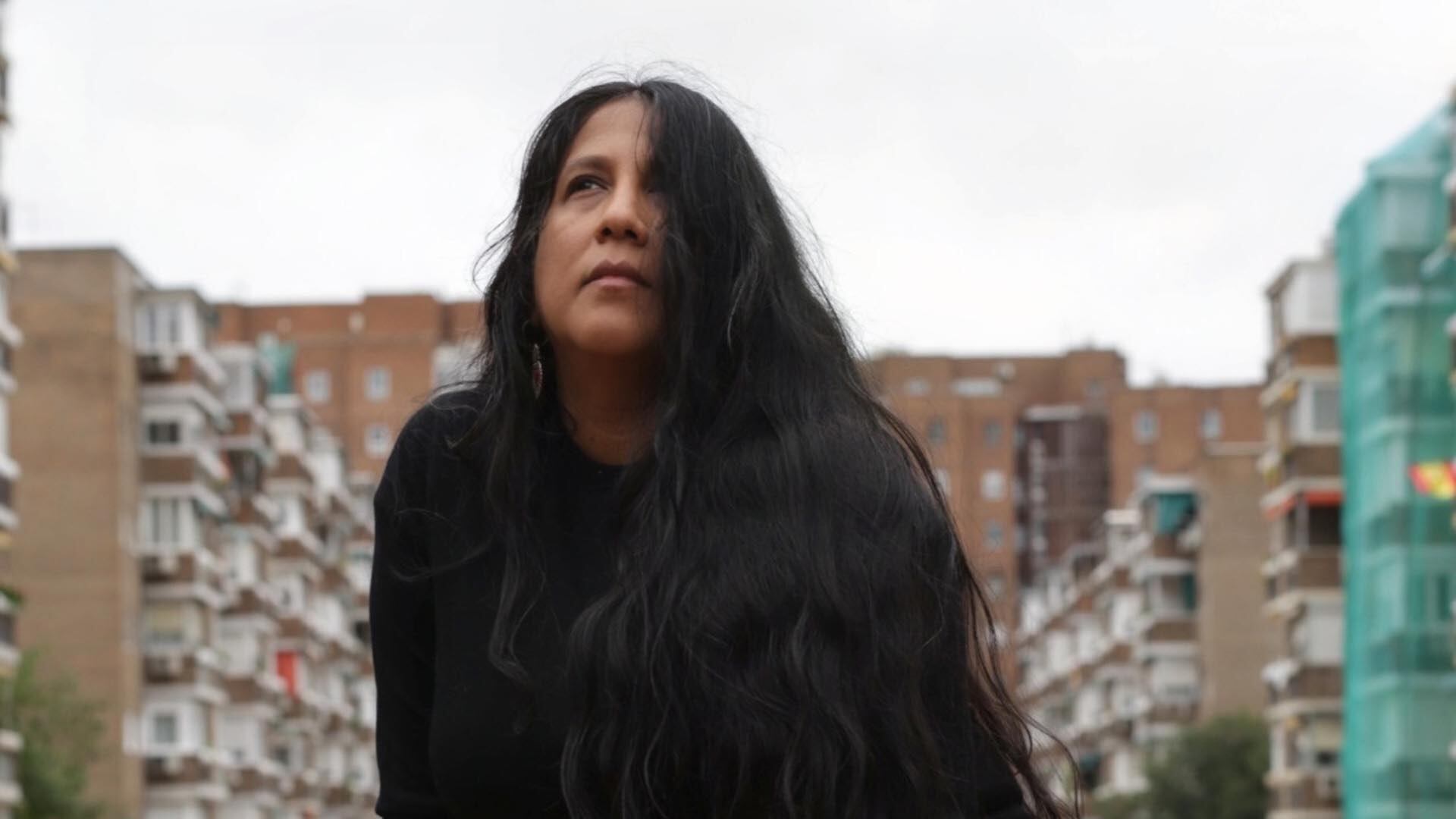 La escritora peruana alerta sobre la continuidad de sistemas que restringen el libre movimiento y refuerzan fronteras