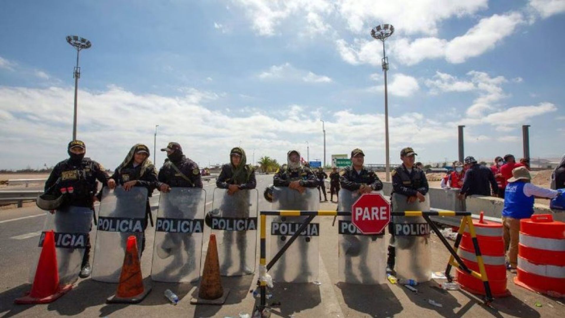 Residentes de Arica denuncian la normalización de cruces irregulares y la sensación de abandono institucional ante la crisis migratoria.a de una carabinero chileno.