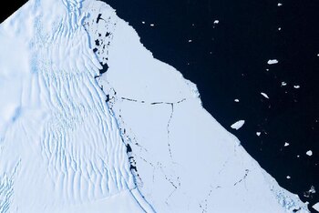 Un extremo de una plataforma de hielo se separa del continente antártico producto del aumento de temperaturas y flota hacia el océano en una imagen satelital. (Ching-Yao Lai/Handout via REUTERS.)