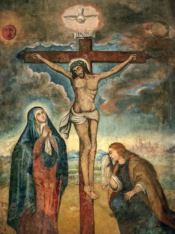 Jesucristo crucificado con una paloma arriba, el sol, la luna y dos mujeres con mantos a los lados frente a un cielo con nubes