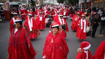 Con un colorido desfile de