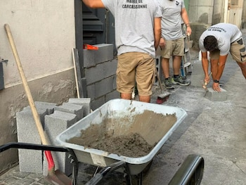 Operarios tapian una vivienda en Carcasona. (Facebook de Christophe Barthès)