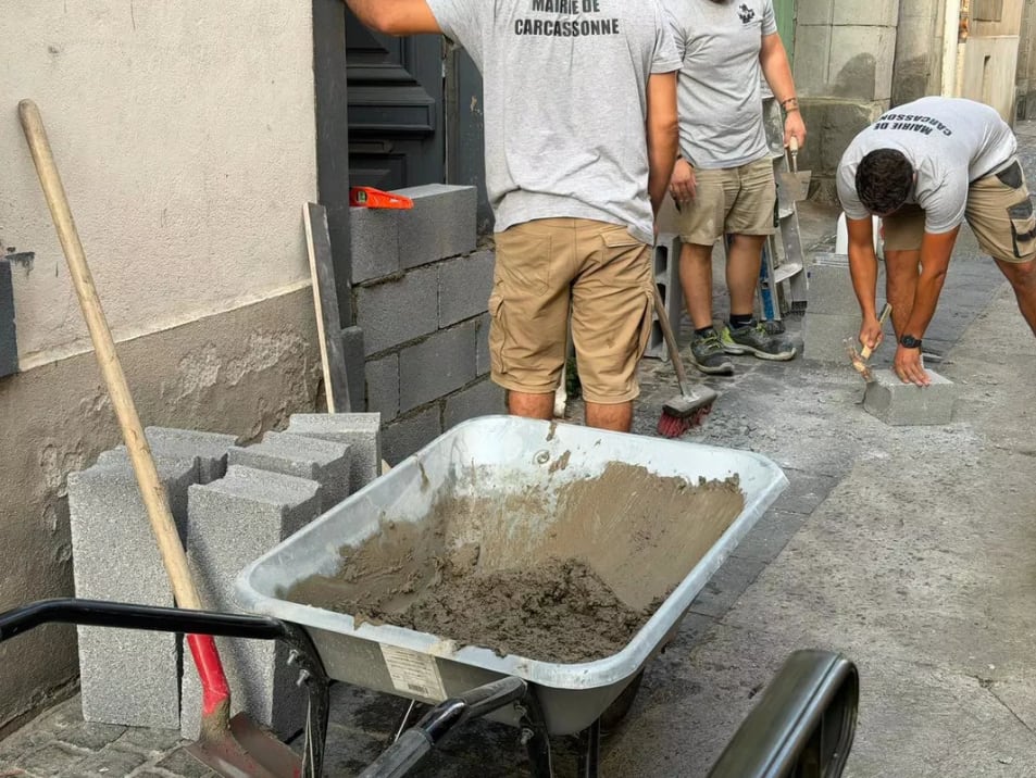 Operarios tapian una vivienda en Carcasona. (Facebook de Christophe Barthès)