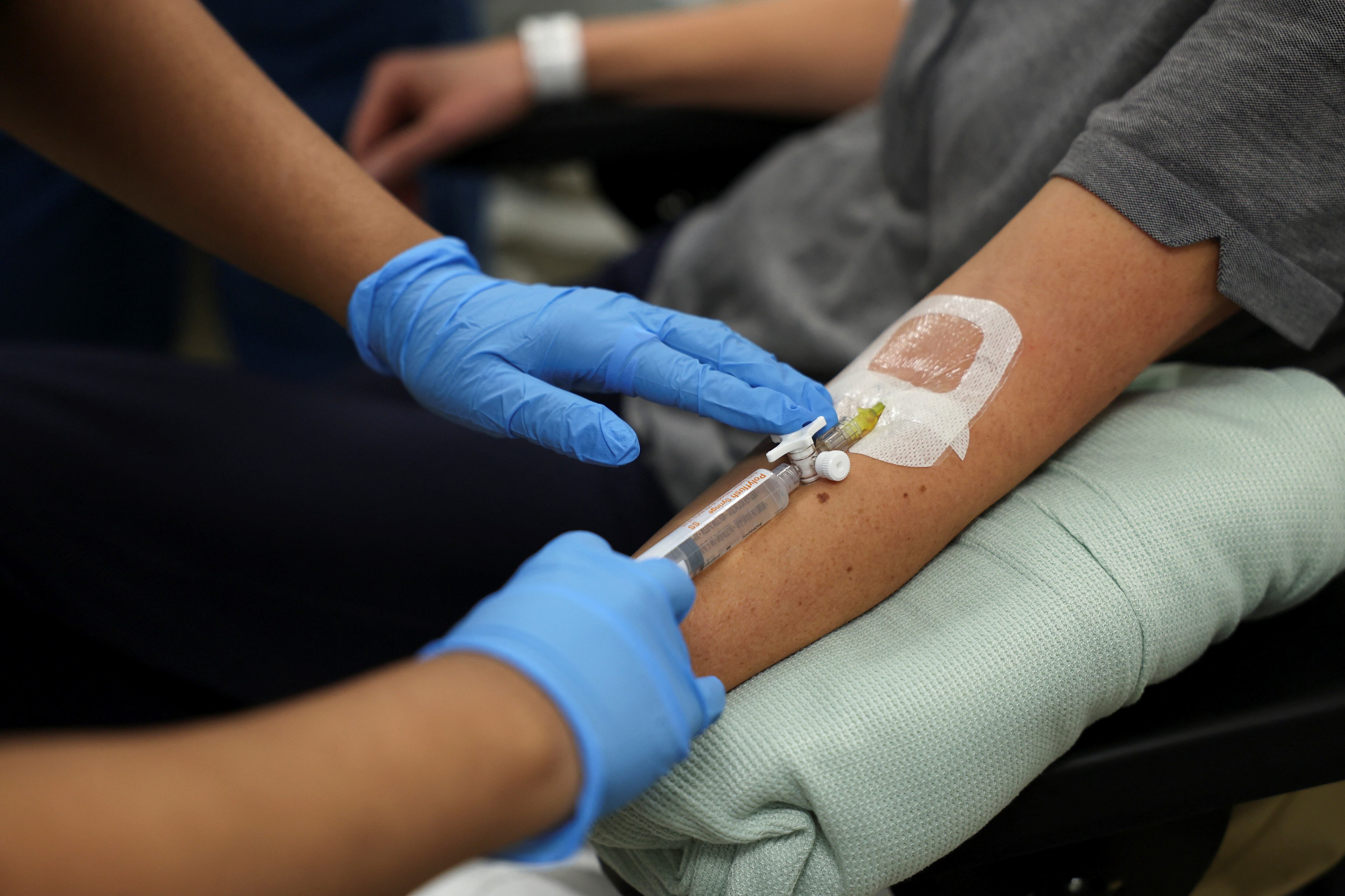 La teragnosis utiliza moléculas marcadas con radioisótopos que localizan y luego atacan selectivamente tumores, ofreciendo mayor precisión que las terapias convencionales (Reuters)