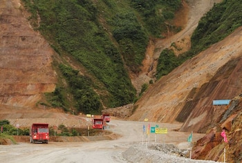 FOTO DE ARCHIVO. Imagen referencial de camiones en la entrada de una mina, en Tundayme, Ecuador. 18 de julio de 2019 (REUTERS/Daniel Tapia)