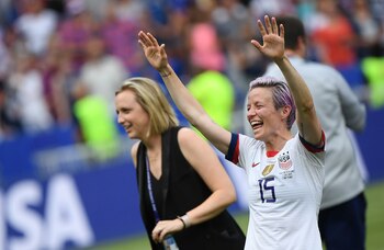 ARCHIVO - Megan Rapinoe celebra el triunfo de la selección de EE.UU. contra Países Bajos en la final del Campeonato Mundial de Fútbol Femenino 2019 en el Stade de Lyon, Francia. Foto: Sebastian Gollnow/dpa