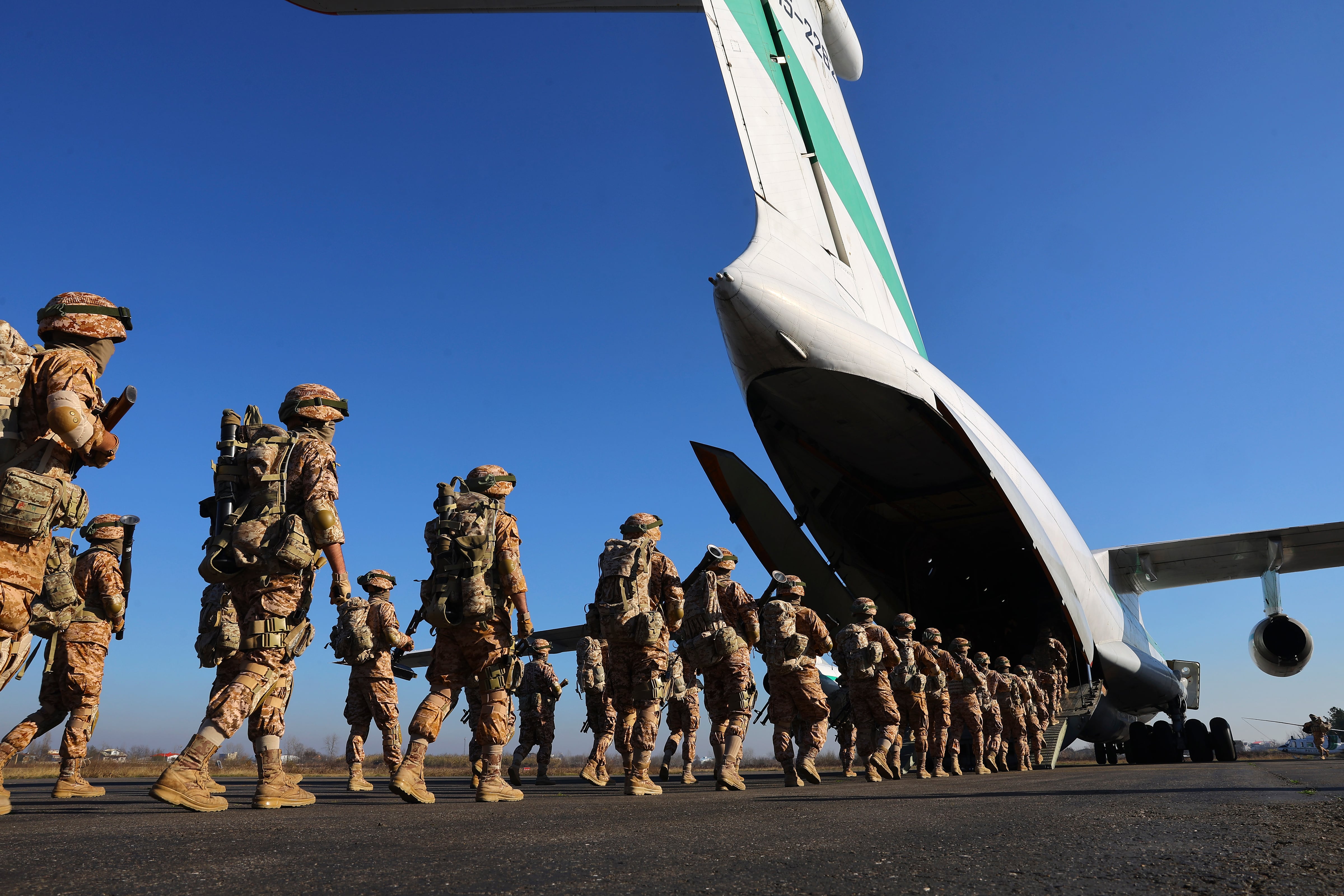 Soldados de la Guardia Revolucionaria de Irán abordan un avión durante un ejercicio militar en el aeropuerto Rasht, en el norte de Irán, en una foto difundida el 5 de enero de 2025 (Hossein Zohrevand/Associated Press)