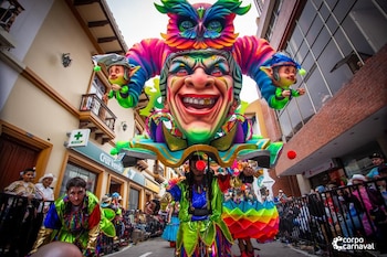 Carrozas de gran tamaño avanzaron