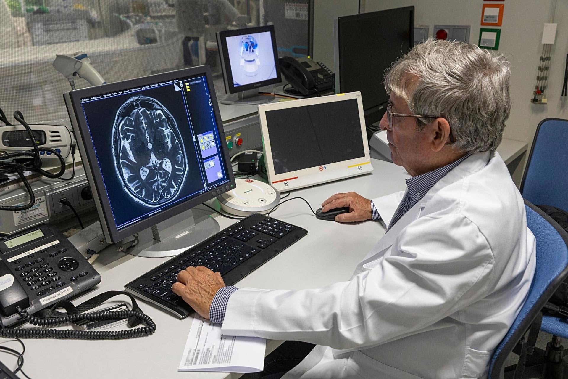 Nuevo avance técnico en la mejora del seguimiento de pacientes con Parkinson o temblor esencial tratados con HIFU.Un estudio del Departamento de Neurología de la Clínica Universidad de Navarra ha demostrado que una nueva forma de procesar las imágenes de resonancia magnética mejora el seguimiento de los pacientes tratados con ultrasonidos focalizados de alta intensidad (HIFU) para el temblor esencial o la enfermedad de Párkinson.SALUD LA CLÍNICA UNIVERSIDAD DE NAVARRA