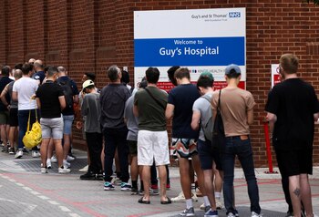 Personas hacen fila para recibir una dosis de la vacuna contra la viruela de mono en el Guy's Hospital de Londres (REUTERS/Henry Nicholls/Archivo)