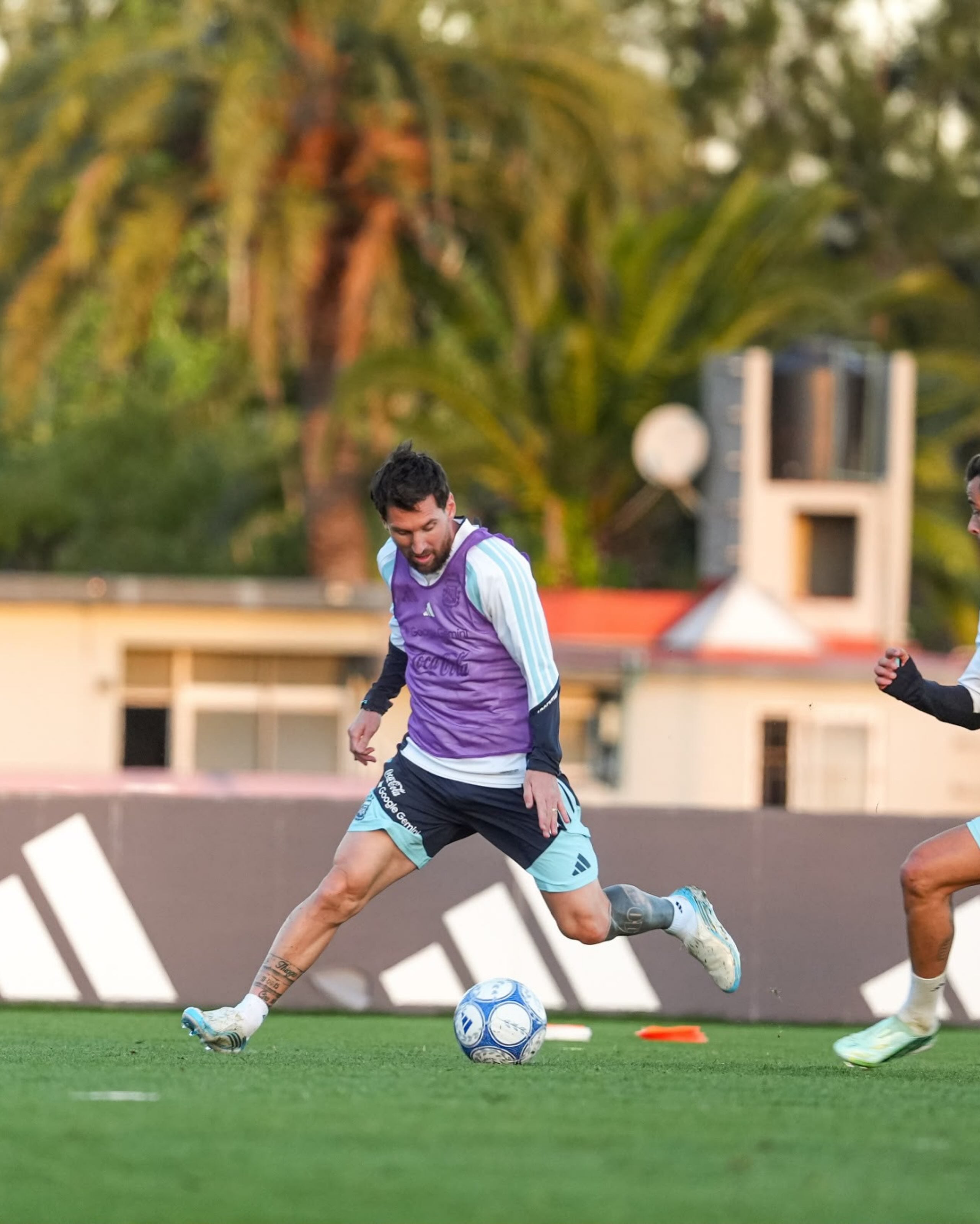 Messi encara con la pelota dominada durante un ejercicio táctico en su despedida de los entrenamientos albicelestes (@leomessi)