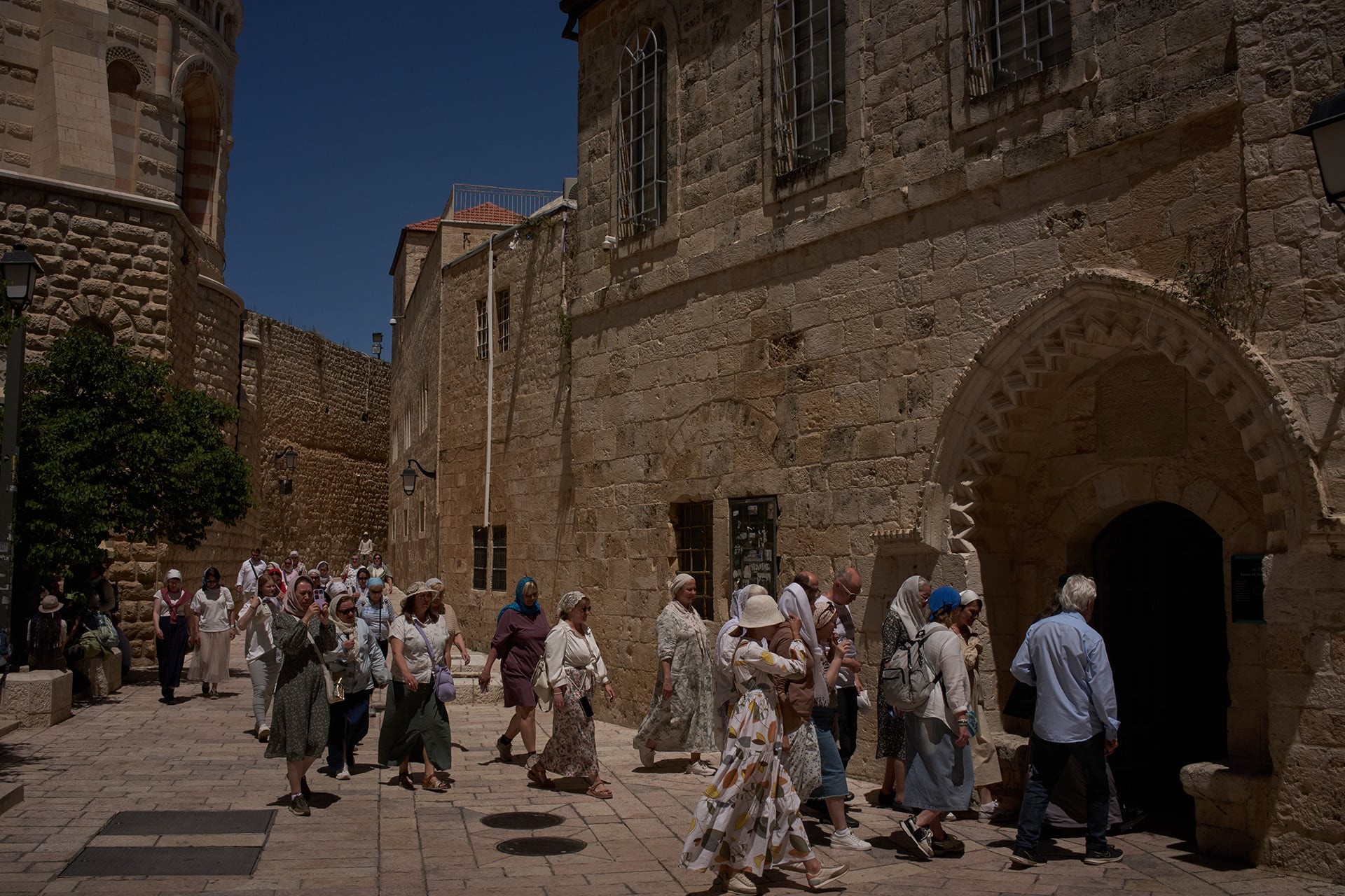 Transeúntes caminan por una calle histórica de Jerusalén, una ciudad en el centro de nuevas tensiones religiosas tras la acusación de Israel a un hombre judío por atacar a una monja cristiana. (AP)