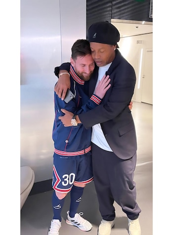 Ronaldinho pasó por París y pasó un rato con Lionel Messi