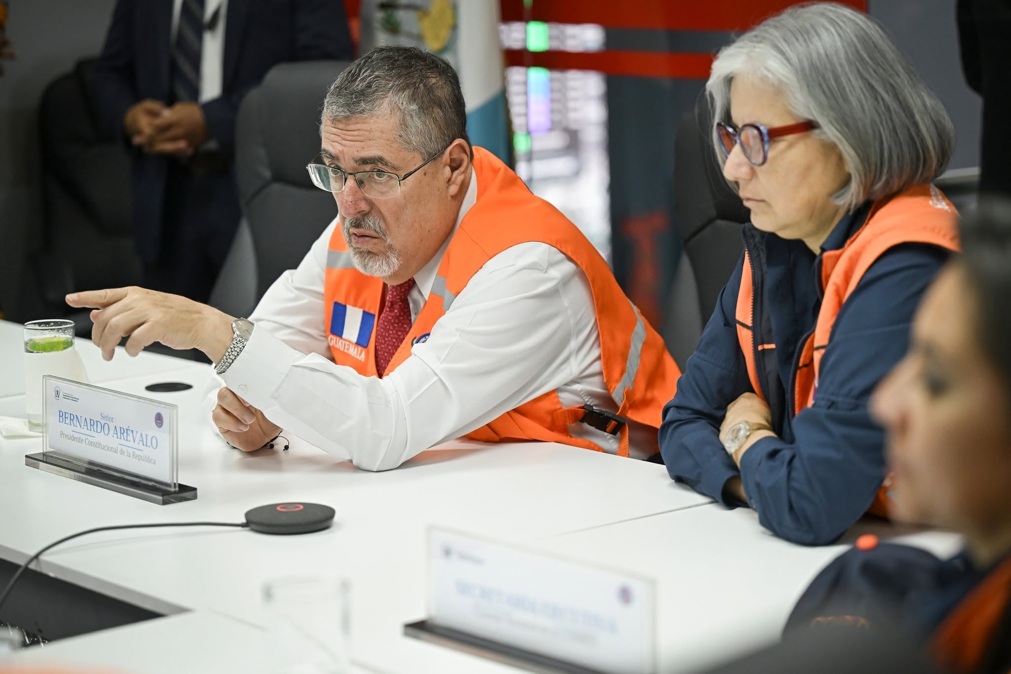 El Presidente de Guatemala, Bernardo Arévalo, dirige una reunión clave de gestión de crisis con miembros de Conred. Radio TGW de Guatemala)
