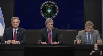 El ministro de Economía, Luis Caputo, anuncia el programa financiero 2026 - 2027
