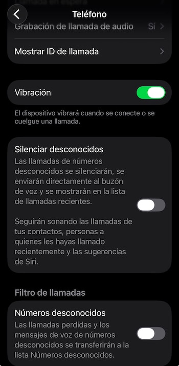 Pantalla de teléfono móvil con menú de ajustes. Opciones visibles: Grabación de llamada, Mostrar ID, Vibración, Silenciar desconocidos, Filtro de llamadas
